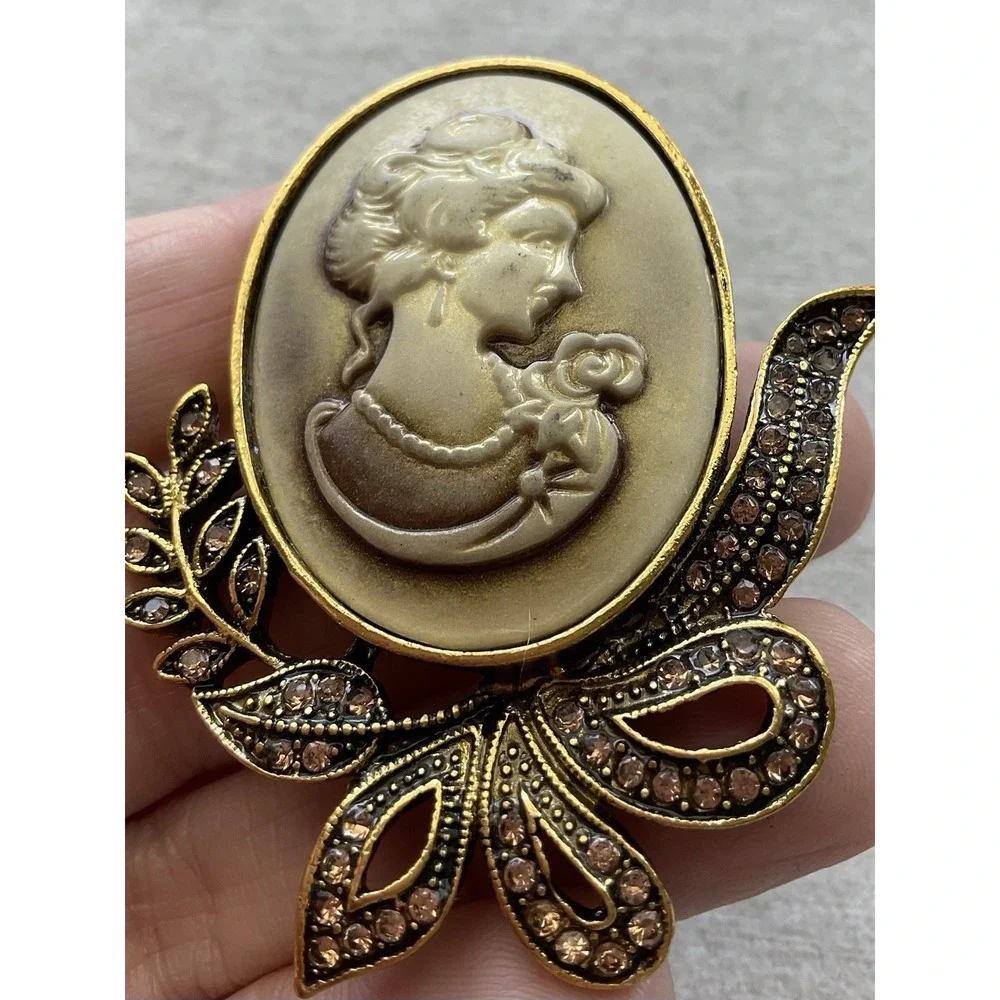 vintage-inspired gold-tone cameo brooch Beige Profile Estate Jewelry